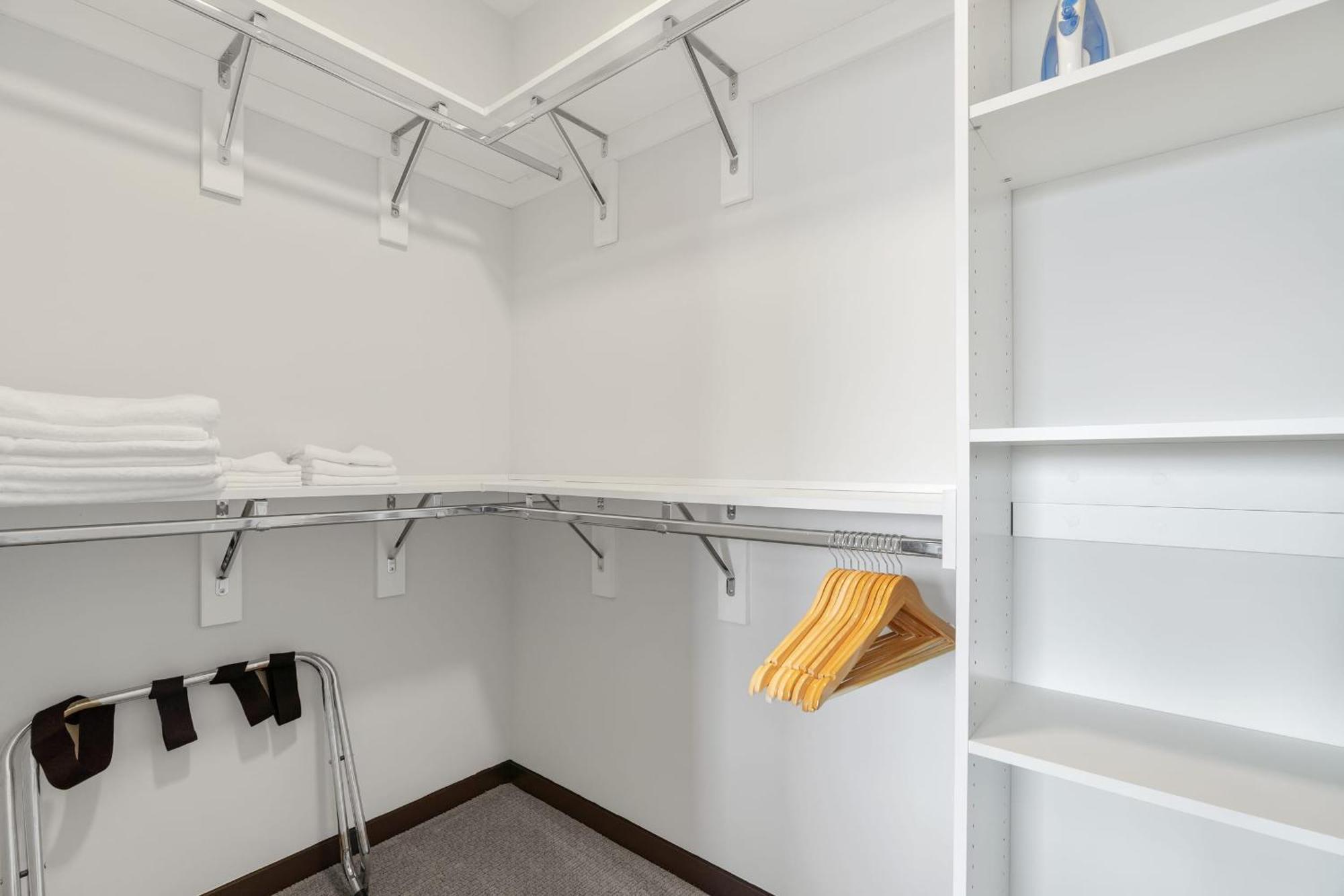Cozysuites On Mass With Garage Parking #7 인디애나폴리스 외부 사진