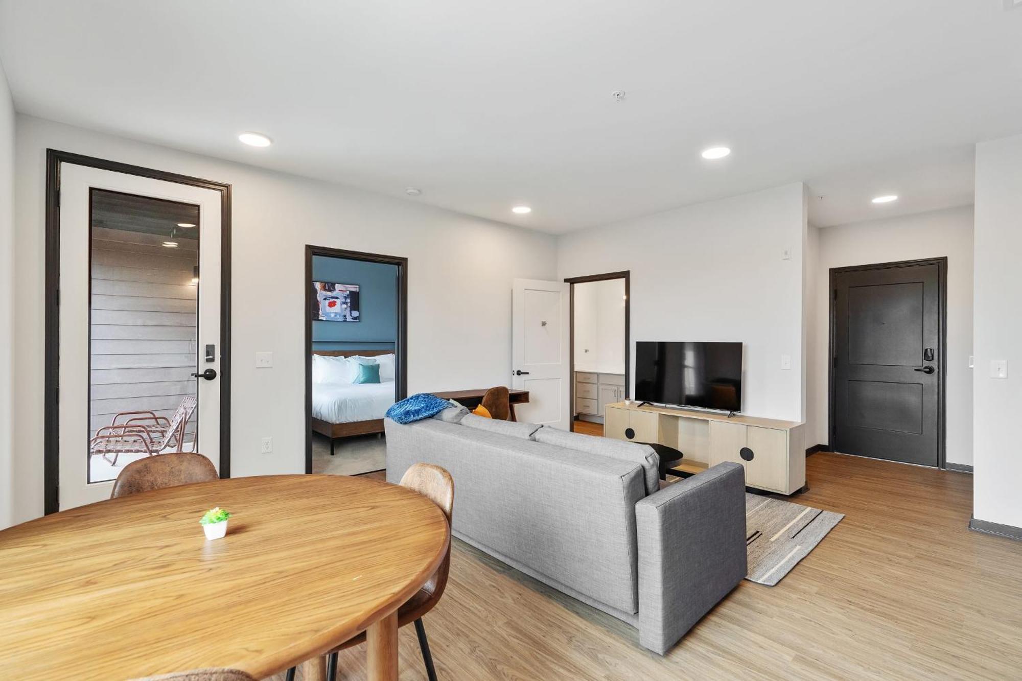 Cozysuites On Mass With Garage Parking #7 인디애나폴리스 외부 사진